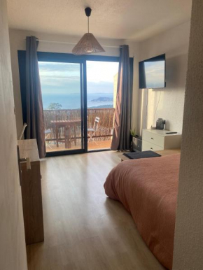 Studio Vue mer avec piscine Milieu